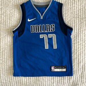 Dallas Doncic jersey sz medium 5/6